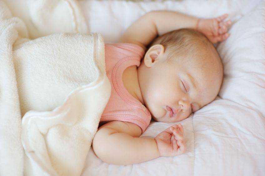 Почему ребёнок вздрагивает во сне и дёргается