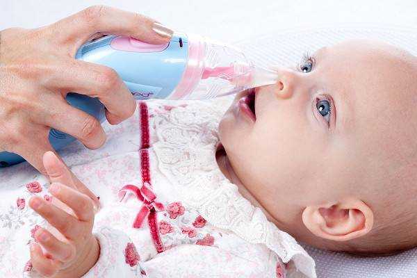 Как убрать козявки в носу у новорожденного ребенка: причины, чем почистить