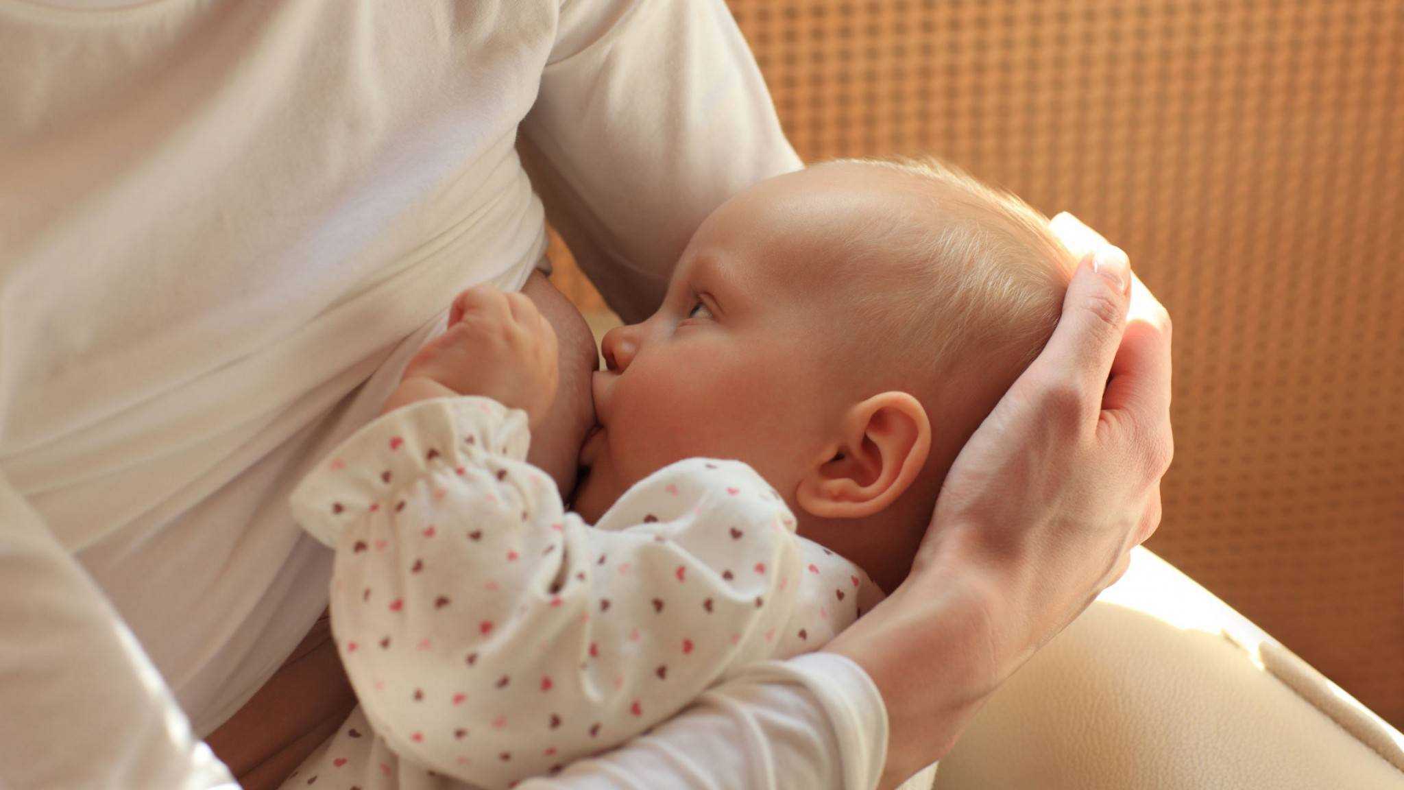 Если у новорождённого появилась икота после кормления – как ему помочь