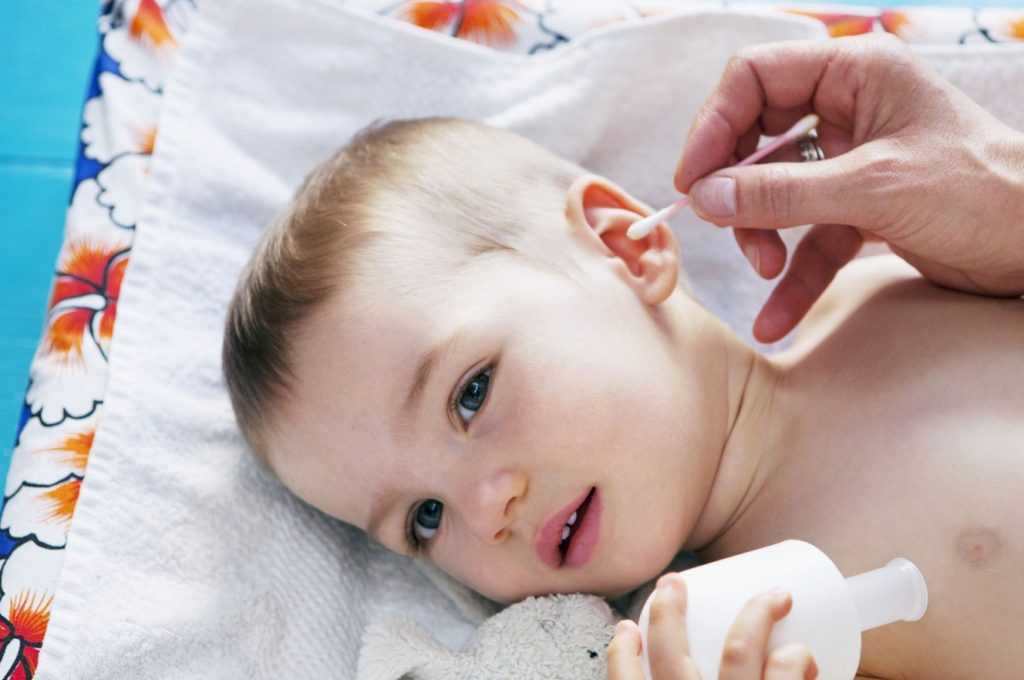 Как чистить уши новорожденному ребёнку