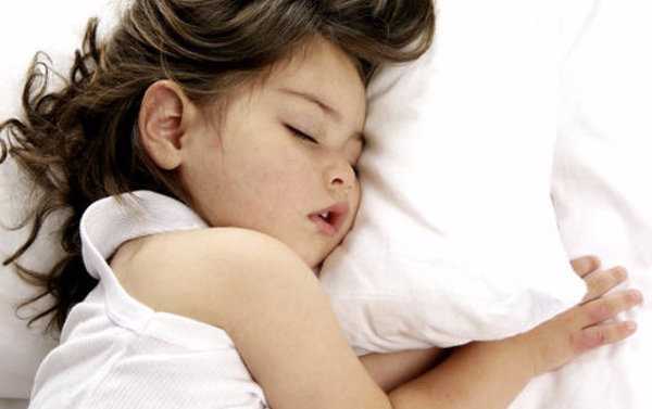 Ребенок скрипит зубами во сне: причины и следствия