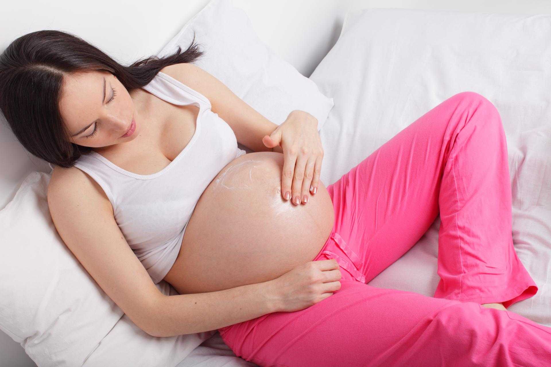Можно ли загорать на солнце во время беременности на ранних и поздних сроках, опасен ли загар для беременных?