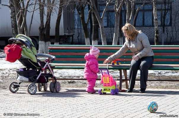 Ребенок плачет в машине в кресле