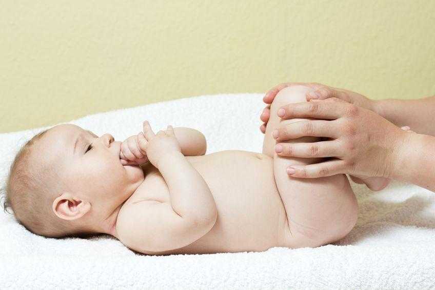 Колики у новорожденного: что делать, комаровский, укропная вода, симптомы, когда начинаются, видео
