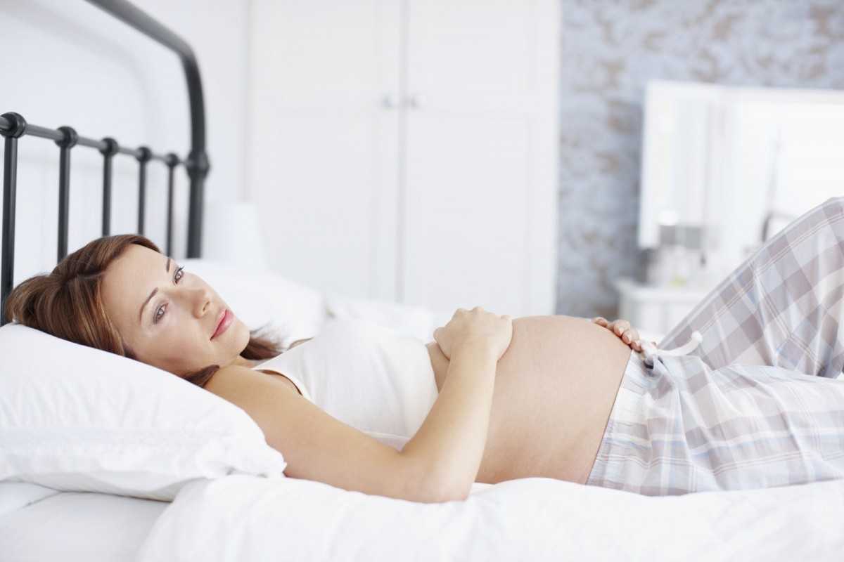Молозиво при беременности: когда появляются выделения из груди и как выглядят?