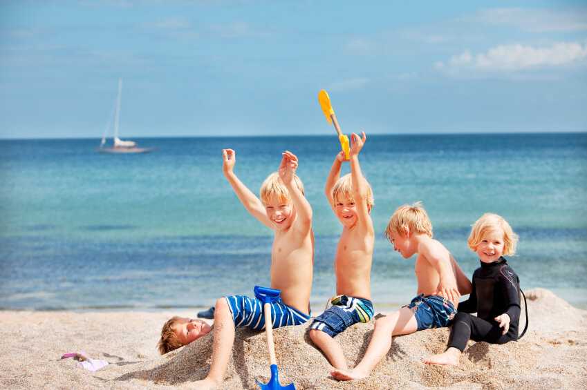 Веселое морская 1. Дети на море. Семья на море. Малыш на море. Семья на пляже.