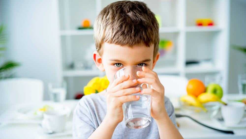 Польза простой воды Когда поить ребенка водой Почему иногда ребенок не пьет воду Что говорит о недостатке воды в организме Как приучить ребенка пить воду