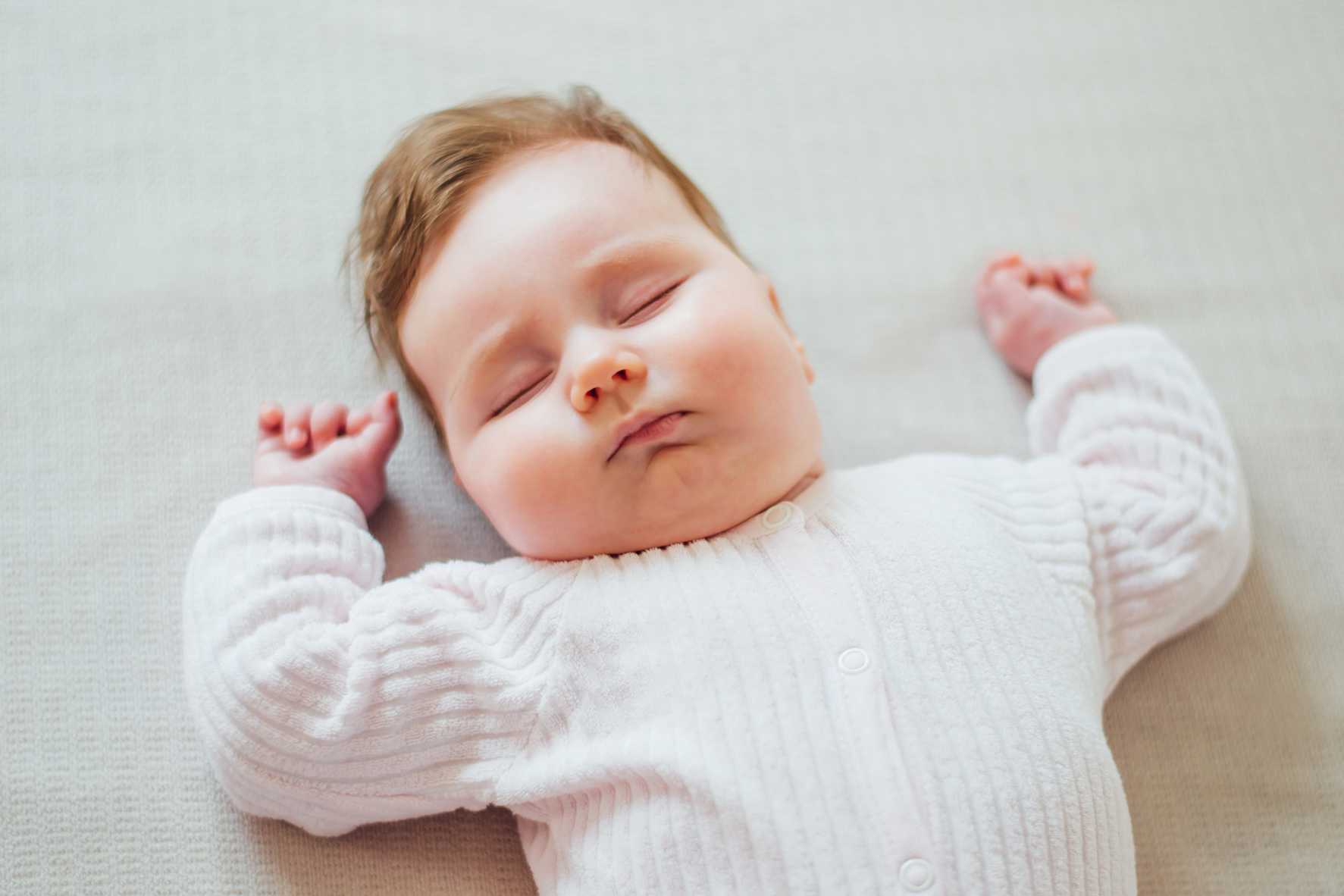 Ребенок потеет во сне: причины, комаровский о потении, почему ребенок потеет после болезни